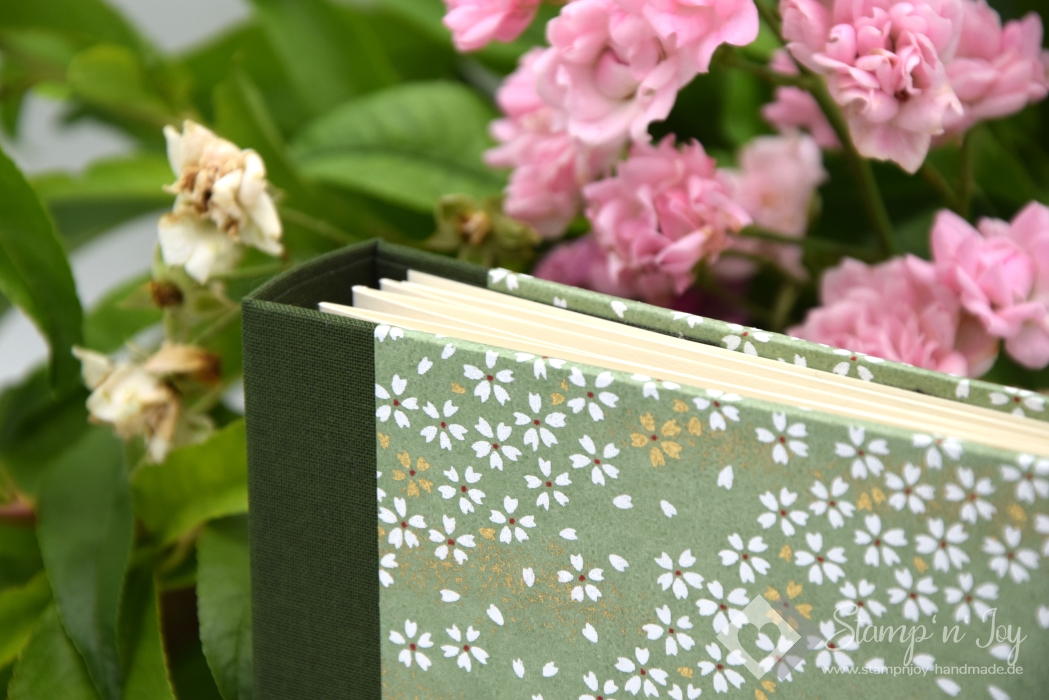 Preview: Leporello Album ca. 19,0x12,5x3,0 cm mit Verschlussschleife | Einband Japanpapier Chiyogami Kirschblüten | grün | Art. Nr. 97210601